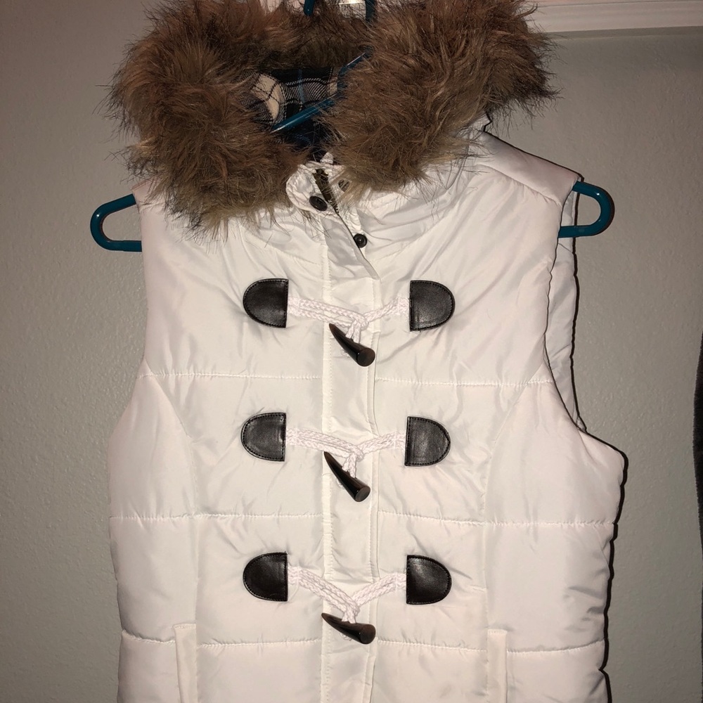 Love Tree white vest with furry hoodie